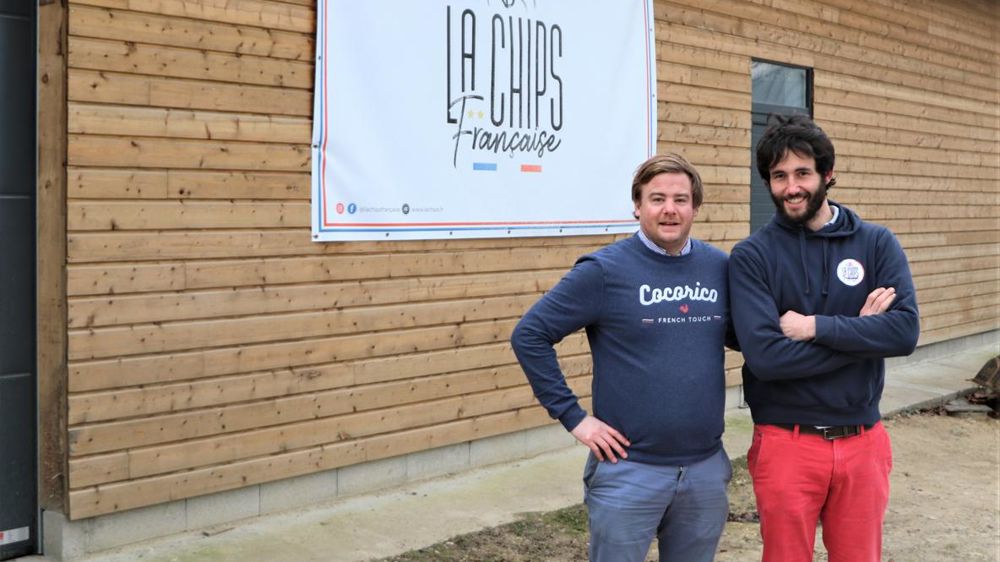 Étienne Lemoine (à gauche) et André Vanlerberghe ont investi dans une ligne de transformation de chips à la ferme, dans une ancienne grange. Les deux associés commercialisent leur produit sous deux marques, « La Chips Française » et « Ferme de Coquerel ». © B. Cailliez